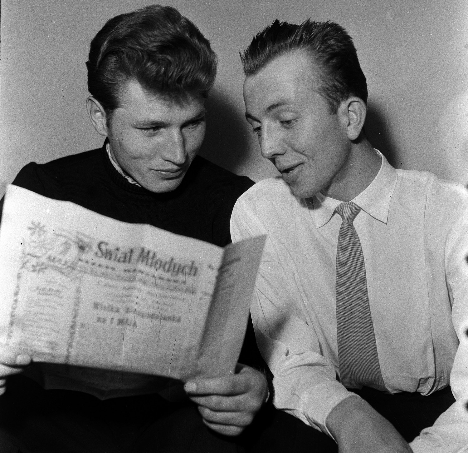 Polscy kolarze: Stanislaw Krolak i Henryk Kowalski czytają "Świat Młodych", 1956, fot. Jerzy Dąbrowski/Forum
